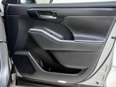 Used 2021 Toyota Highlander XLE image 33