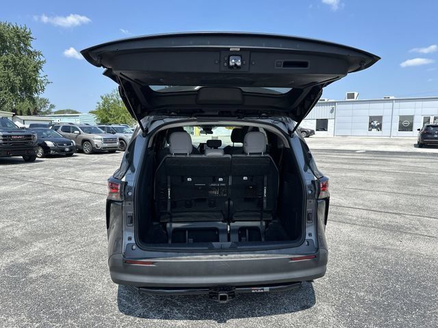 Used 2025 Toyota Sienna LE AWD/4WD image 21