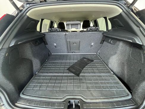 Used 2022 Volvo XC40 T5 Momentum image 26