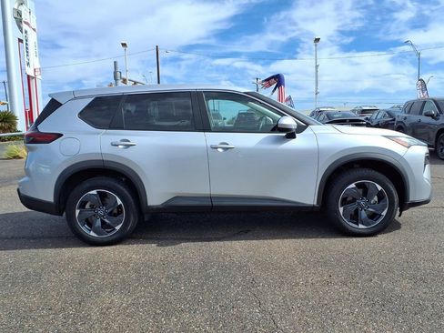 Used 2024 Nissan Rogue SV AWD/4WD image 9