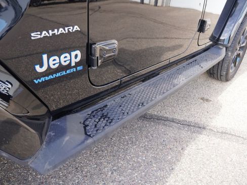 Used 2023 Jeep Wrangler Unlimited Sahara w/ Cold Weather Group image 15