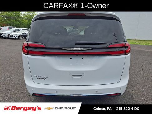 Used 2023 Chrysler Pacifica Touring-L FWD image 3