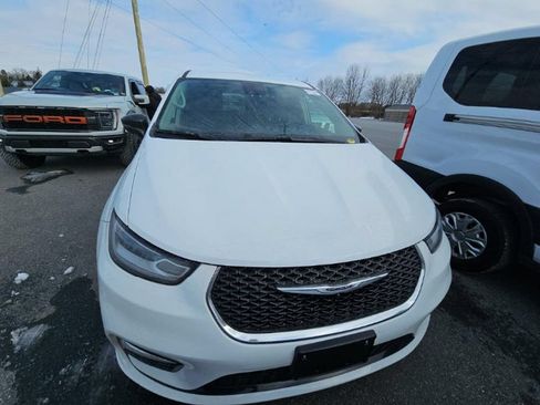 Used 2024 Chrysler Pacifica Limited FWD image 3