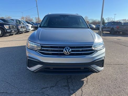 Used 2022 Volkswagen Tiguan SE w/ Panoramic Sunroof Package image 2