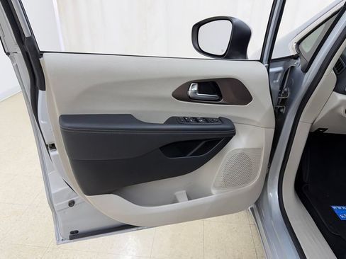 Used 2023 Chrysler Voyager LX FWD image 18