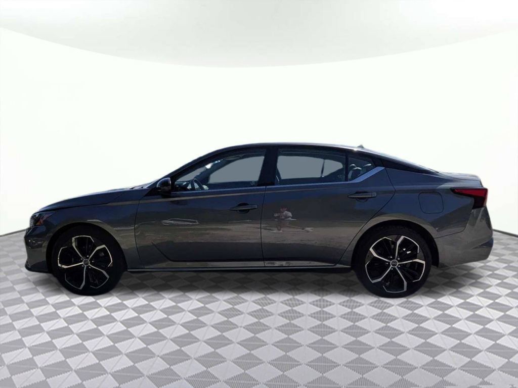 Used 2025 Nissan Altima 2.5 SR FWD image 6
