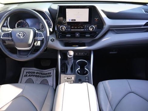 Used 2023 Toyota Highlander XLE AWD/4WD image 12