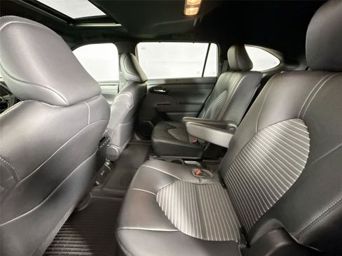 Used 2023 Toyota Highlander XSE FWD image 31