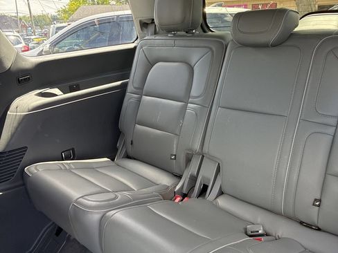 Used 2019 Lincoln Navigator Select AWD/4WD image 12