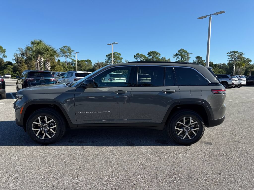 New 2027 Jeep Grand Cherokee Laredo RWD image 6