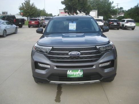 Used 2022 Ford Explorer XLT w/ Equipment Group 202A AWD/4WD image 3