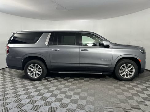 Used 2022 Chevrolet Suburban Premier w/ Premium Package RWD image 3