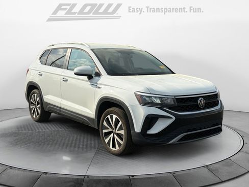 Used 2022 Volkswagen Taos SE image 1