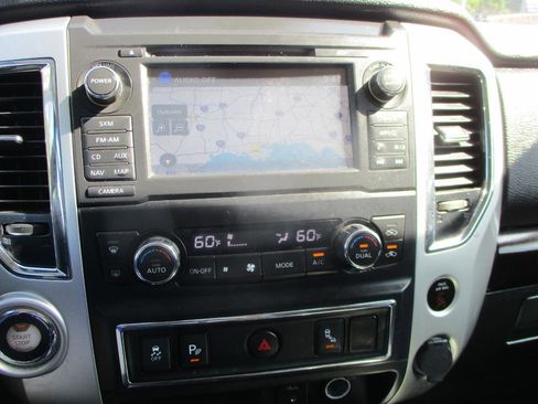 Used 2018 Nissan Titan SV w/ SV Convenience Package RWD image 16