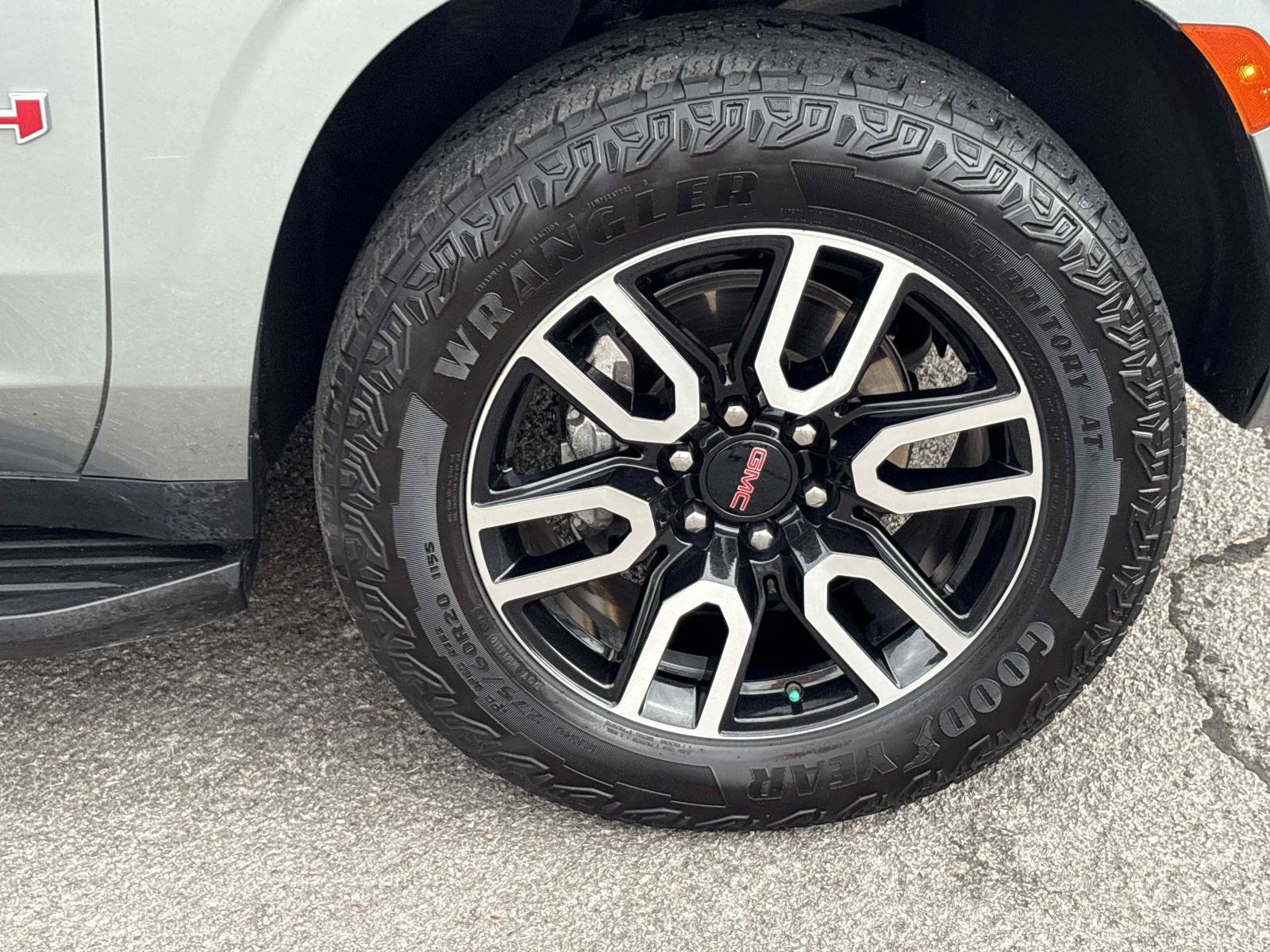 Used 2023 GMC Yukon XL AT4 AWD/4WD image 10