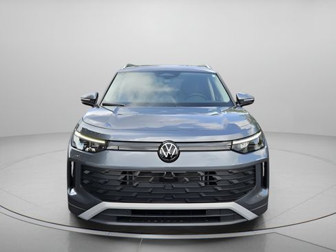 Certified 2025 Volkswagen Tiguan SE AWD/4WD image 8