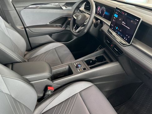 New 2026 Volkswagen Tiguan SE R-Line FWD image 14
