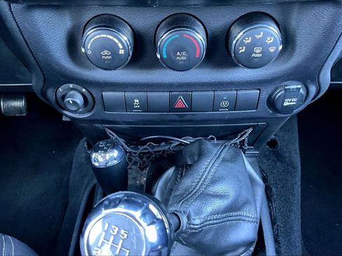 Used 2015 Jeep Wrangler Unlimited Sahara image 32