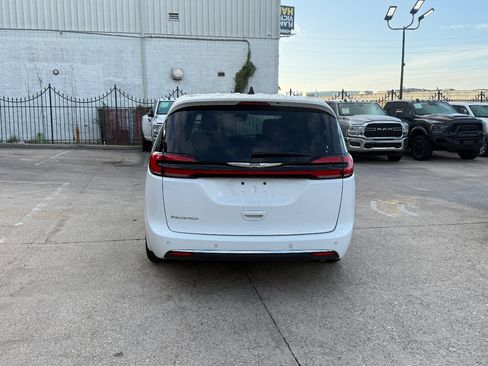 Used 2025 Chrysler Pacifica Select FWD image 5