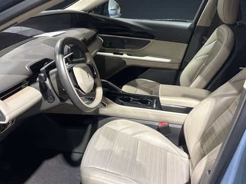 Used 2025 Lincoln Nautilus Reserve w/ Jet Appearance Package image 9