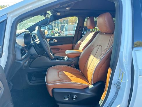 New 2026 Chrysler Pacifica Pinnacle image 13