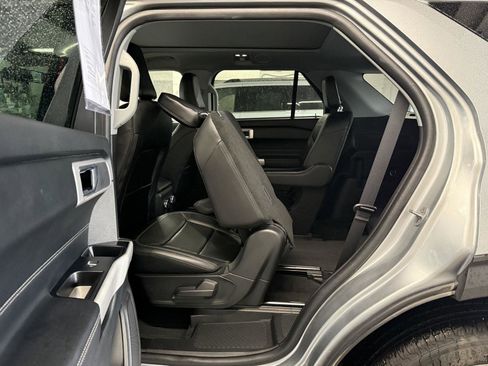 Used 2022 Ford Explorer XLT w/ Equipment Group 202A image 7