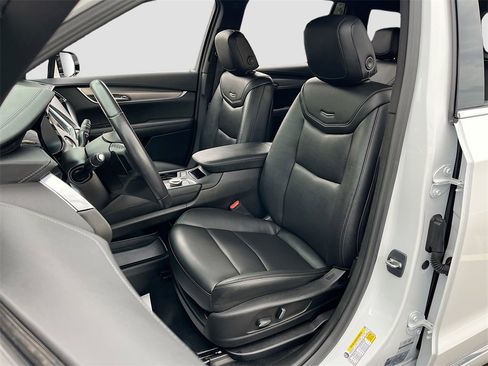 Used 2023 Cadillac XT6 Luxury image 21