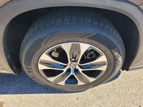 Used 2022 Toyota Highlander XLE image 21