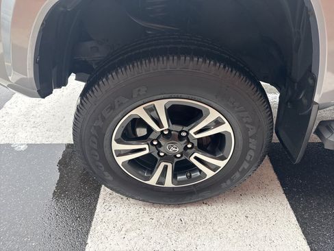 Used 2016 Toyota Tacoma TRD Sport w/ Towing Package AWD/4WD image 14