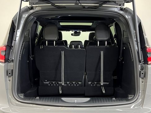 New 2025 Chrysler Pacifica Select image 5
