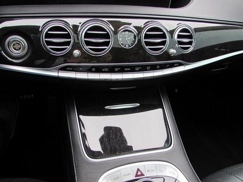 Used 2018 Mercedes-Benz S 560 Sedan image 17