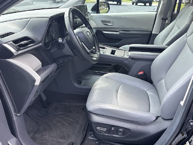 Certified 2024 Toyota Sienna XLE FWD image 18