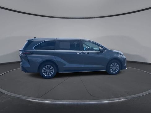 Used 2025 Toyota Sienna LE FWD image 2