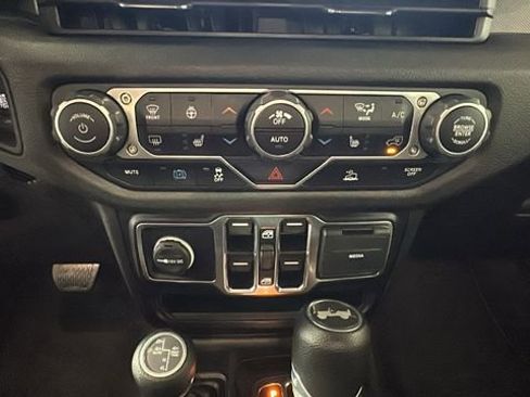 Used 2024 Jeep Wrangler Unlimited w/ Convenience Group AWD/4WD image 22