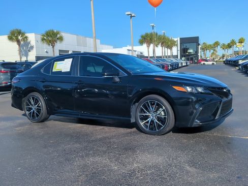 Used 2024 Toyota Camry SE image 2