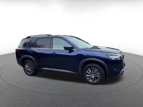 Used 2025 Nissan Pathfinder SV FWD image 2