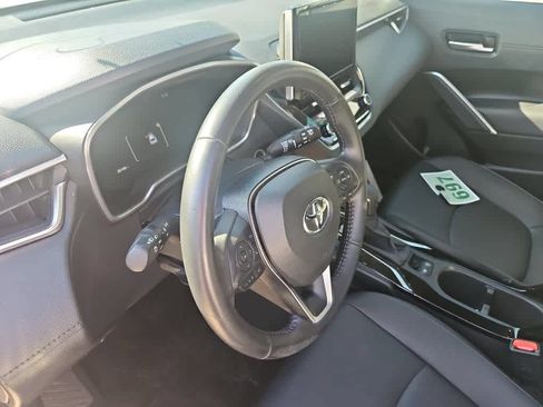 Used 2023 Toyota Corolla Cross XLE w/ Convenience Package FWD image 2