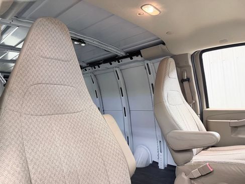 Used 2017 GMC Savana 2500 RWD image 22