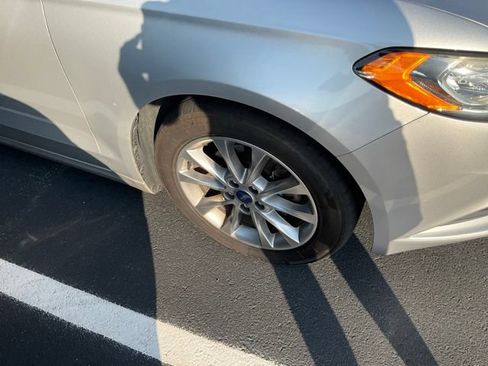 Used 2017 Ford Fusion SE w/ Fusion SE Technology Package FWD image 3