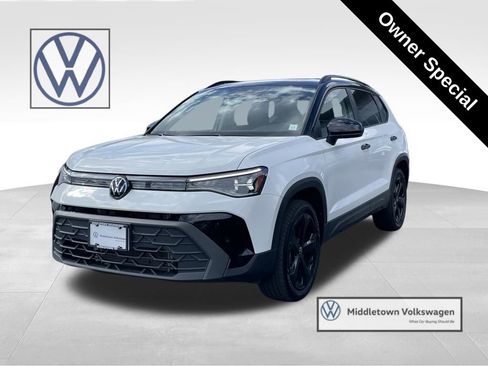 Certified 2025 Volkswagen Taos SE image 1