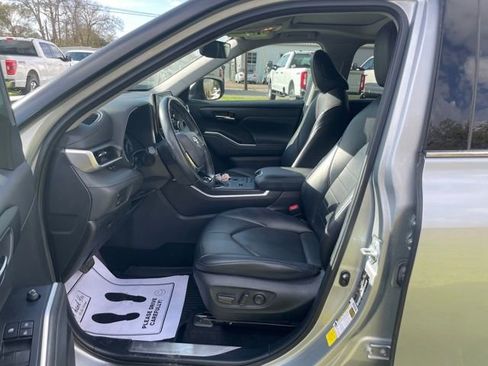 Used 2021 Toyota Highlander XLE FWD image 9