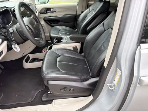 Used 2022 Chrysler Pacifica Touring-L FWD image 22