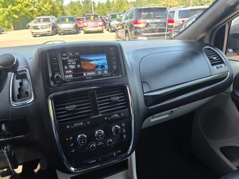 Used 2019 Dodge Grand Caravan SXT FWD image 16