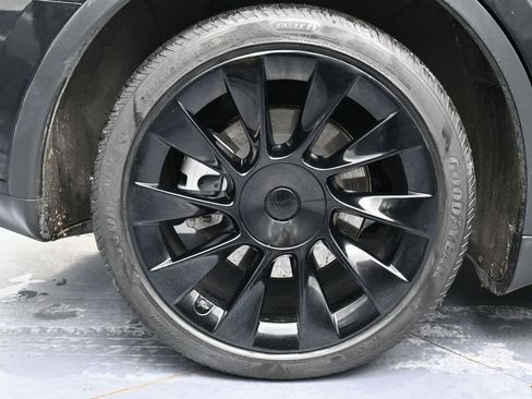 Used 2023 Tesla Model Y Long Range image 10