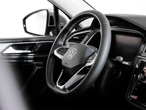 Used 2022 Volkswagen Tiguan SE image 14