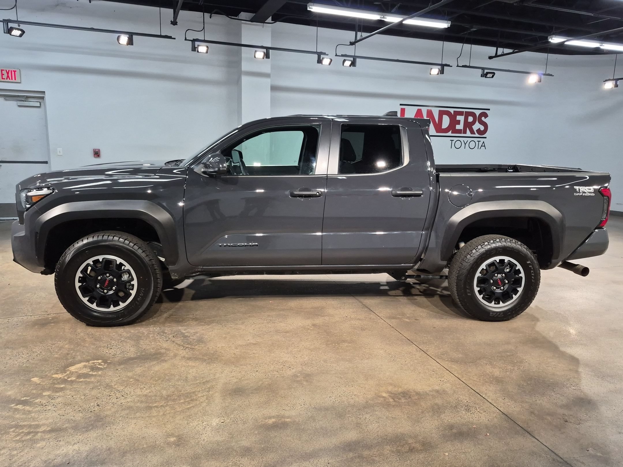 Used 2025 Toyota Tacoma TRD Off-Road AWD/4WD image 4
