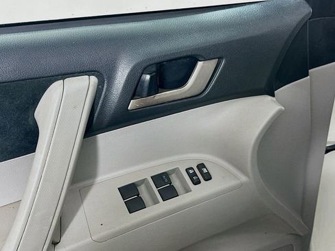 Used 2011 Toyota Highlander 4WD w/ Tech Pkg image 17