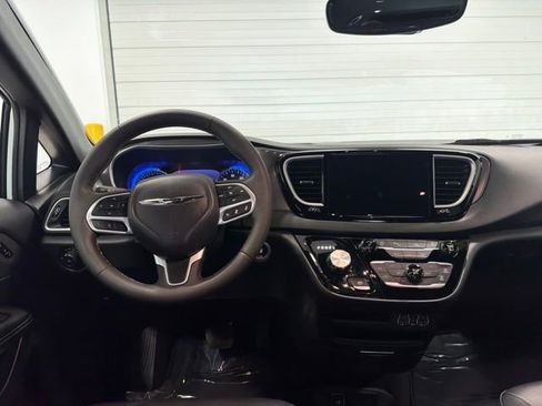 Used 2025 Chrysler Pacifica Select FWD image 23