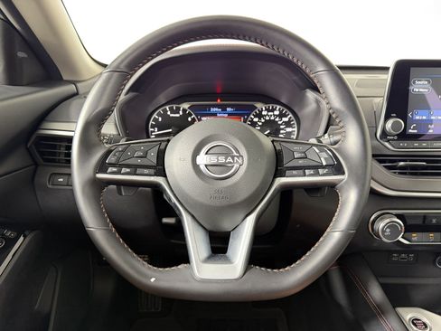 Used 2025 Nissan Altima 2.5 SR FWD image 9