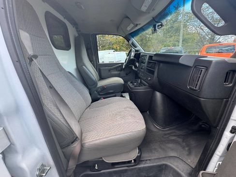 Used 2018 Chevrolet Express 2500 image 15